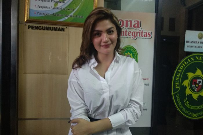 Hilda Vitria saat ditemui Grid.ID usai sidang perdana Kriss Hatta di Pengadilan Negeri Bekasi, Jawa Barat, hari Rabu (24 April 2019).