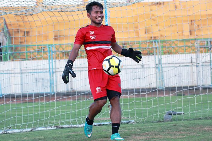 Andik Vermansah mencoba tantangan menjadi kiper saat latihan bersama Madura United jelang laga kontra Persebaya Surabaya di Piala Indonesia 2018.