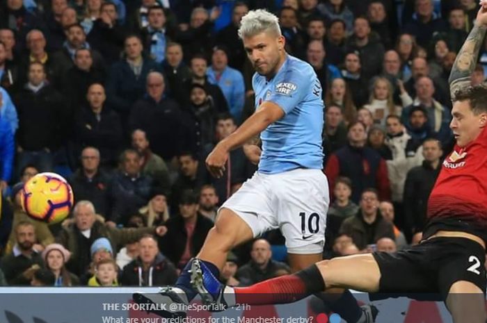 Aksi Sergio Aguero (kiri) dan Victor Lindelof (kanan) dalam pertandingan Manchester City vs Manchester United di Stadion Etihad, 11 November 2019.