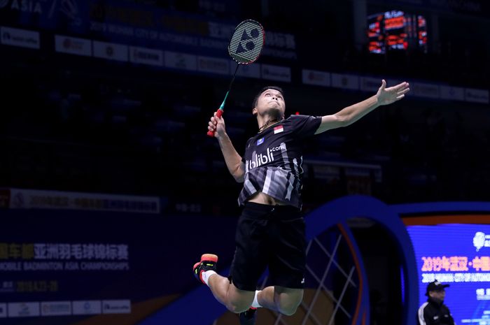 Tunggal putra Indonesia, Anthony Sinisuka Ginting, saat berhadapan dengan Ng Ka Long Angus (Hong Kong) pada babak kesatu Kejuaraan Asia 2019, di Wuhan Sports Center Gymnasium, Wuhan, China, Rabu (24/4/2019).