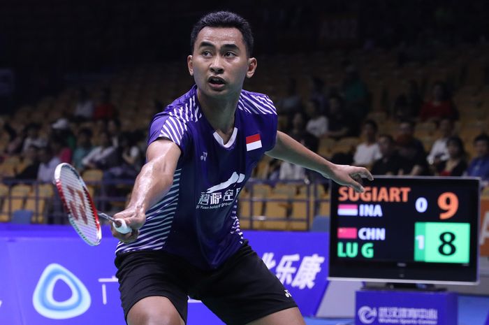 Tunggal putra Indonesia, Tommy Sugiarto, saat berhadapan dengan Lu Guangzu (China) pada babak kedua Kejuaraan Asia (Badminton Asia Championships) 2019, di Wuhan Sports Center Gymnasium, Wuhan, Hubei, China, Kamis (25/4/2019).