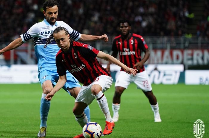 Diego Laxalt dihadang Senand Lulic pada semifinal kedua Coppa Italia di San Siro