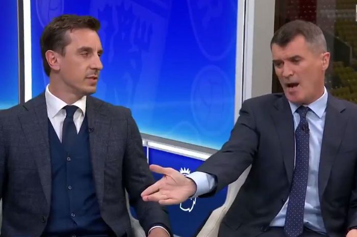 Dua legenda Manchester United, Gary Neville (kiri) dan Roy Keane, berargumen di studio Sky Sports saat menganalisis Derbi Manchester, Kamis (25/4/2019).