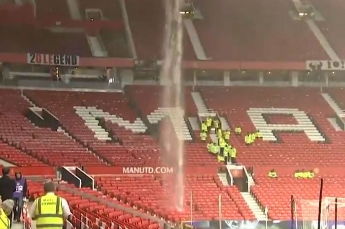 Air hujan turun di sektor pojok Stadion Old Trafford antara Stretford End dan Sir Alex Ferguson Stand jelang laga Derbi Manchester, Kamis (25/4/2019).