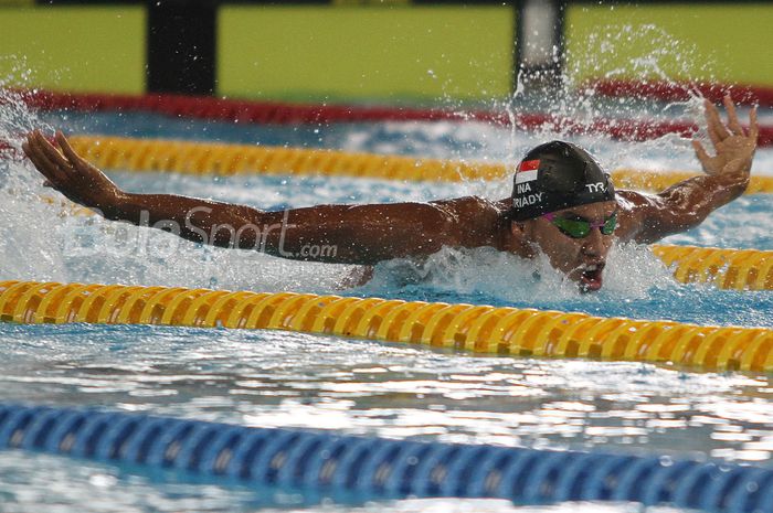 Perenang asal Jawa Barat, Triady Fauzi Sidiq saat turun di nomor 100 meter gaya kupu-kupu putra pada Festival Akuatik Indonesia 2019 dengan cacatan waktu 00.55.00 di Aquatic Center, Gelora Bung Karno, Jakarta, Kamis (25/4/2019).