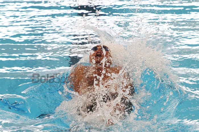 Perenang asal Bali, I Gede Siman Sudartawa  saat turun di nomor 50 meter gaya punggung pada Festival Akuatik Indonesia 2019 di Aquatic Center, Gelora Bung Karno, Jakarta, Kamis (25/4/2019).