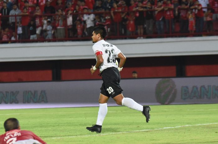 Penyerang Persija Jakarta, Bambang Pamungkas, mencetak gol ke gawang Bali United