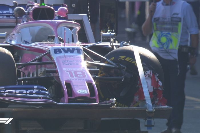 Kondisi mobil milik Lance Stroll (Racing Point) yang dievakuasi setelah mengalami insiden pada sesi FP2 F1 GP Azerbaijan 2019, Jumat (26/4/2019).