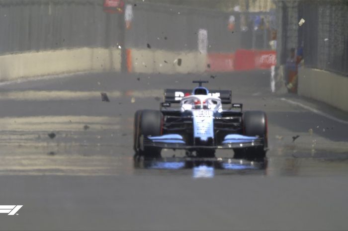 Momen saat mobil Williams yang dikendarai George Russell menghantam drain cover Sirkuit Jalan Raya Baku pada sesi FP1 F1 GP Azerbaijan 2019, Jumat (26/4/2019)