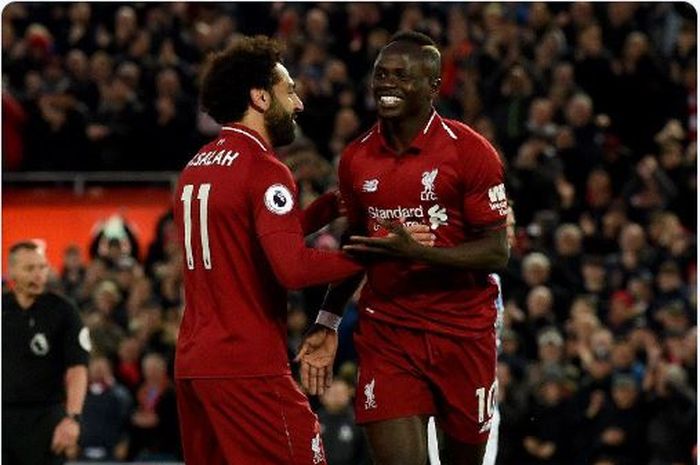 Duo penyerang Liverpool, Mohamed Salah (kiri) dan Sadio Mane, merayakan gol yang dicetak ke gawang Huddersfield Town dalam laga Liga Inggris di Stadion Anfield, Jumat (26/4/2019).