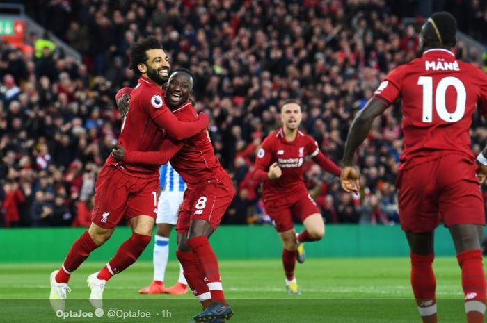 Para pemain Liverpool merayakan gol yang dicetak oleh Naby Keita (tengah) dalam laga Liga Inggris melawan Huddersfield Town di Stadion Anfield, Jumat (26/4/2019).