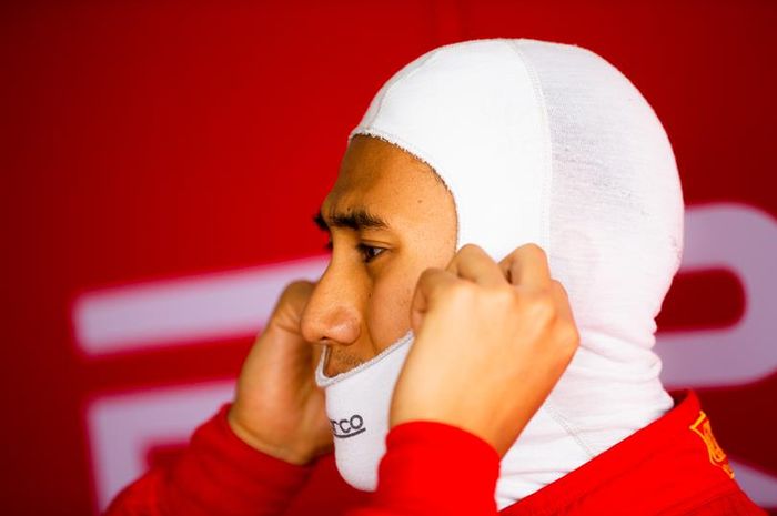 Pembalap Formula 2 Prema Racing asal Indonesia, Sean Gelael, bersiap jelang bergulirnya Sprint Race di Sikruit Sakhir, Bahrain.