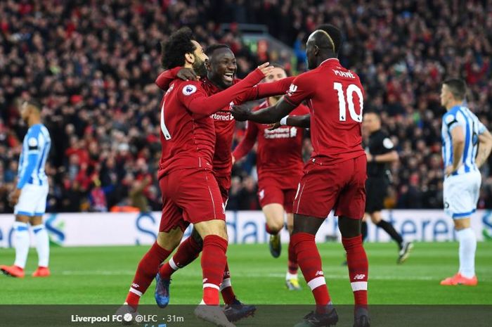Para pemain Liverpool merayakan gol yang dicetak oleh Naby Keita (tengah) dalam laga Liga Inggris melawan Huddersfield Town di Stadion Anfield, Jumat (26/4/2019).