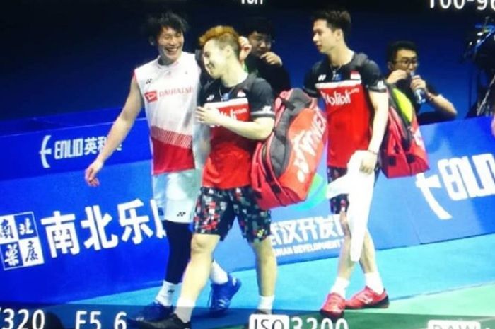 Momen akrab Takeshi Kamura bersama Marcus Fernaldi Gideon usai laga semifinal Badminton Asia Championships 2019.