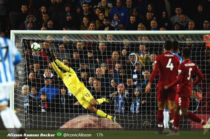 Aksi Alisson Becker menggagalkan tendangan Juninho Bacuna saat Liverpool menghadapi Huddersfield Town
