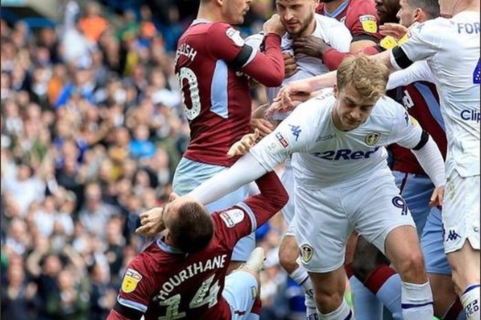 Baku hantam pemain Aston Villa dan Leeds United