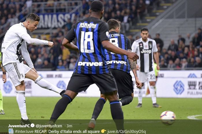 Cristiano Ronaldo melepaskan tembakan dengan kaki kiri yang membuat hasil imbang  1-1 melawan Inter Milan di Stadion Giuseppe Meazza, Sabtu (28/4/2019) dini hari)