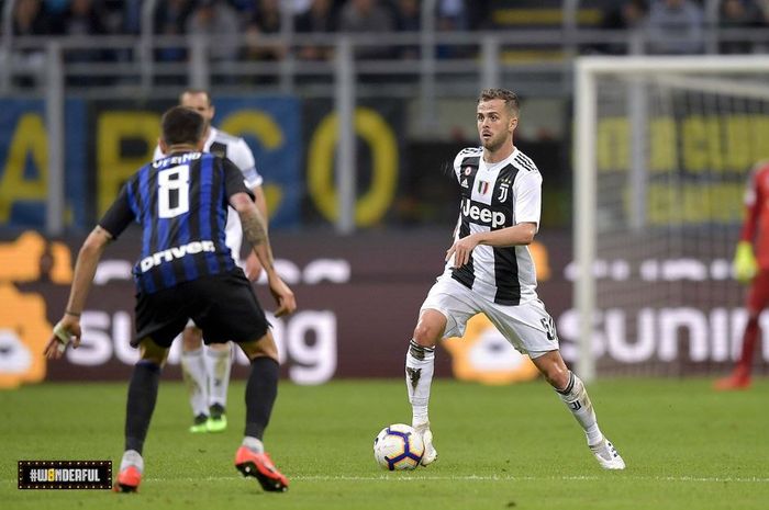 Gelandang Juventus, Miralem Pjanic, dihadang pemain Inter Milan, Matias Vecino, pada laga Liga Italia Serie A pada Ahad (28/4/2019) di Stadion Giuseppe Meazza, Milan.