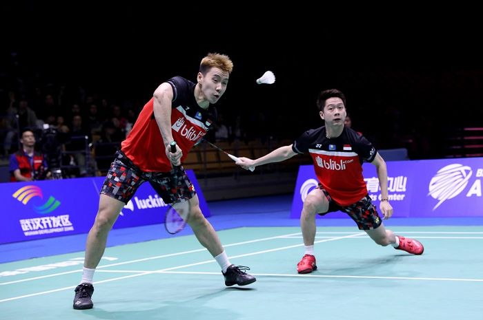 Pasangan ganda putra Indonesia, Marcus Fernaldi Gideon/Kevin Sanjaya Sukamuljo, mengembalikan kok ke arah Takeshi Kamura/Keigo Sonoda (Jepang) pada babak semifinal Kejuaraan Asia 2019 di Wuhan Sports Center Gymnasium, Sabtu (27/4/2019).