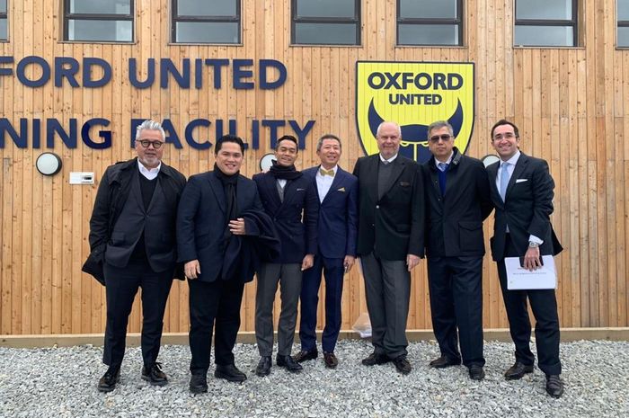 Dua pengusaha muda Indonesia, Erick Thohir dan Anindya Bakrie (dua dan tiga dari kiri) bersama para petinggi Oxford United FC di depan Stadion Kassam pada 27 April 2019. 