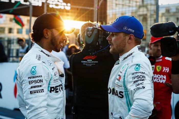 Duo pembalap Mercedes, Lewis Hamilton (kiri) dan Valtteri Bottas (kanan) usai melakoni babak kualifikasi F1 Azerbaijan 2019, Sabtu (27/4/2019)