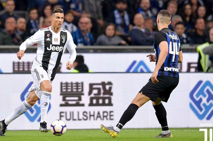 Cristiano Ronaldo dibayang-bayangi Ivan Perisic pada laga Inter Milan melawan Juventus di Satdion Giuseppe Meazza, Sabtu (28/4/2019) dini hari WIB