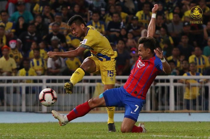 Pemain Pahang FA, Saddil Ramdani yang coba dihentikan gelandang Johor Darul Takzim, Aidil Zafuan (7) pada pekan ke-11 Liga Super Malaysia 2019 di Stadion Darul Makmur, Kuantan, 28 April 2019. 