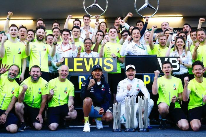 Para kru dan pembalap Mercedes usai memenangi F1 Azerbaijan 2019, Minggu (28/4/2019) 
