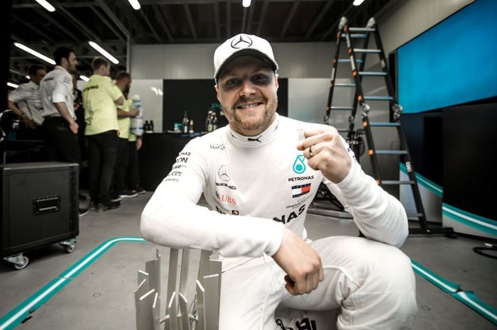 Pembalap Mercedes, Valtteri Bottas rayakan kemenangannya usai melakoni GP F1 Azerbaijan 2019, Minggu (28/4/2019)