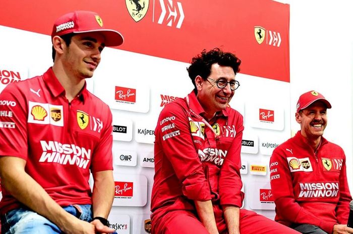 Kepala Tim Ferrari, Mattia Binotto (tengah) bersama dua pembalapnya Charles Leclerc (kiri) dan Sebastian Vettel.