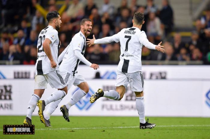 Megabintang Juventus, Cristiano Ronaldo (kanan), melakukan selebrasi.