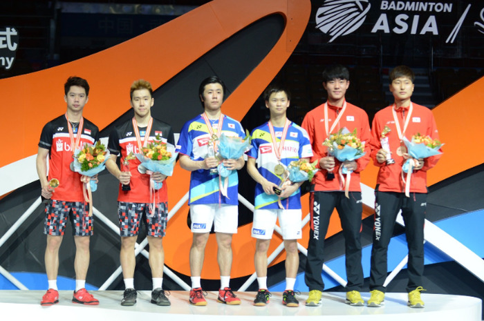 Podium ganda putra pada Kejuaraan Asia 2019, di Wuhan Sports Center Gymnasium, Wuhan, China, Minggu (28/4/2019). (ki-ka) Kevin Sanjaya Sukamuljo/Marcus Fernaldi Gideon (Indonesia), Hiroyuki Endo/Yuta Watanabe, Kang Min-hyuk/Kim Jae-hwan (Korea Selatan).