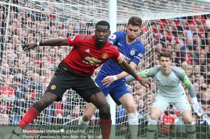 Gelandang Manchester United, Paul Pogba (kiri), beraksi dalam laga Liga Inggris melawan Chelsea di Stadion Old Trafford, Minggu (28/4/2019).