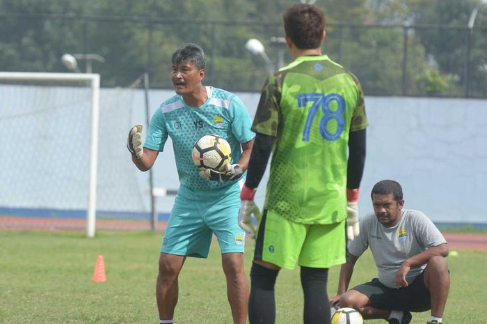 Pelatih Persib Bandung, Gatot Prasetyo, saat melatih penjaga gawang timnya untuk persiapan kompetisi Liga 1 2019.