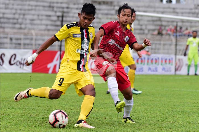 Pemain Sarawak FA asal Indonesia, Rian Firmansyah mencoba menghentikan aksi pilar PDRM FA, 	Shahurain Abu Samah (9) pada laga Liga Premier Malaysia 2019 di Stadion Negeri Sarawak, 27 April 2019. 