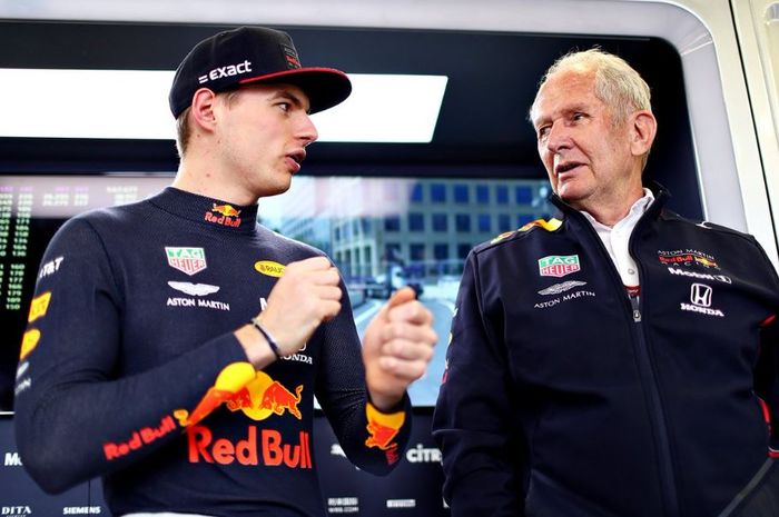Pembalap Red Bull, Max Verstappen sedang berdiskusi dengan timnya.