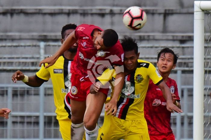 Pemain Sarawak FA asal Indonesia, Rian Firmansyah (kanan) saat mencoba mengamankan gawang mereka dari serangan pemain PDRM FA pada lanjutan Liga Premier Malaysia 2019, 27 April 2019. 