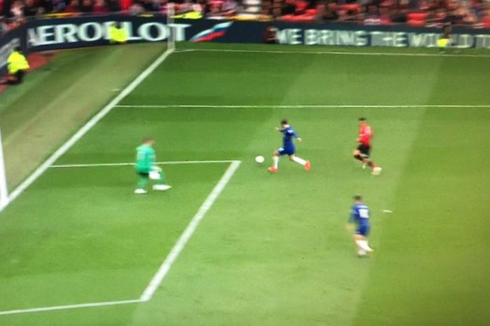 Striker Chelsea, Gonzalo Higuain, melepas tembakan yang masih bisa ditahan kiper Manchester United, David De Gea, pada ajang Liga Inggris, Minggu (28/4/2019).
