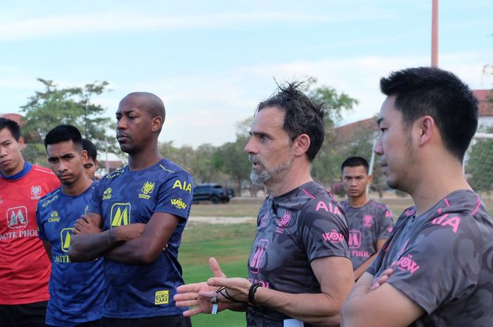 Pelatih asal Italia, Marco Simone (dua dari kanan) memberikan instruksi pemain Ratchaburi Mitr Phol FC pada sebuah sesi latihan, Minggu (28/4/2019).