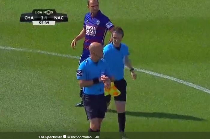 Pada laga Liga Portugal antara Chaves versus Nacional, Minggu (28/4/2019), asisten Wasit, Jorge Cruz (kanan), hendak menitipkan benderanya pada wasit utama, Luis Godinho, karena tak tahan ingin ke toilet.