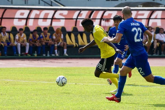 Striker Kaya FC, Jordan Mintah (kuning) berhasil lolos dari hadangan sejumlah pemain Lao Toyota FC pada matchday kelima Grup H Piala AFC 2019 di Stadion Panaad, Bacolod, Filipina, 30 April 2019.