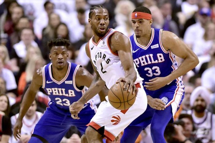 Shooting guard Philadelphia 76ers, Jimmy Butler, mengawal pergerakan pemain bintang Toronto Raptors, Kawhi Leonard, pada laga semifinal playoffs NBA 2019 Wilayah Timur.