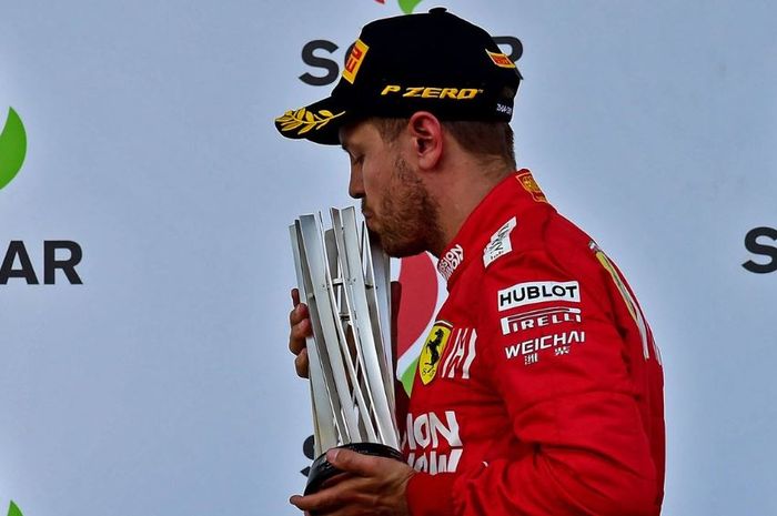 Pembalap Ferrari, Sebastian Vettel lakukan selebrasi usai melakoni GP F1 Azerbaijan 2019, Minggu (28/4/2019)