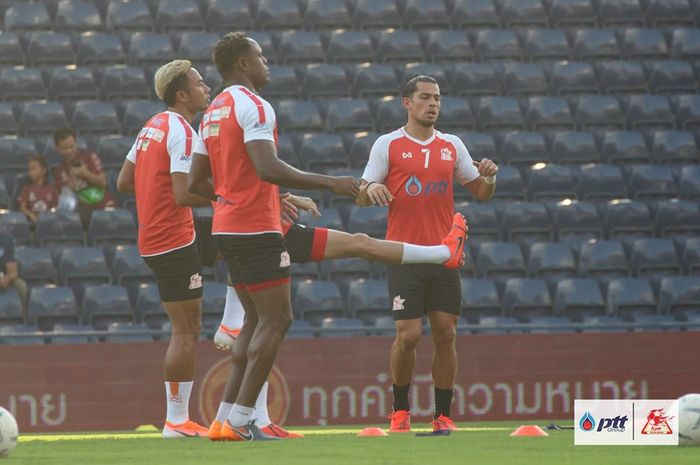 Bek Victor Igbonefo (tengah) bersama pemain PTT Rayong lain melakukan pemanasan sebelum laga kontra tuan rumah Buriram United untuk putaran pertama Piala FA Thailand 2019 di Chang Arena, 1 Mei 2019.