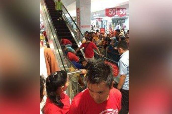 Jeritan Bocah Berusia 5 Tahun Ini Terngiang di Seluruh Mal Saat Tangannya Terjepit di Eskalator