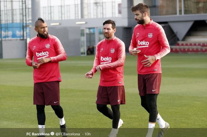 Para pemain Barcelona, Arturo Vidal, Lionel Messi, dan Gerard Pique, sedang menjalani sesi latihan.