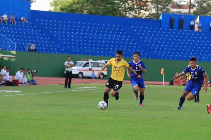 Aksi bek Persija, Ismed Sofyan yang dikejar dua pemain Becamex Binh Duong pada matchday kelima Piala AFC 2019, 1 Mei 2019. 