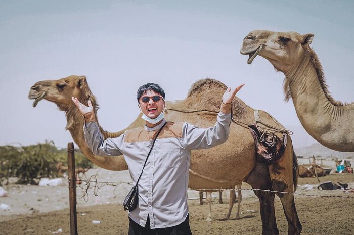 Ide Fashion Belanja Baju Koko Ala Ricky Harun dan Dude Harlino, Tetap