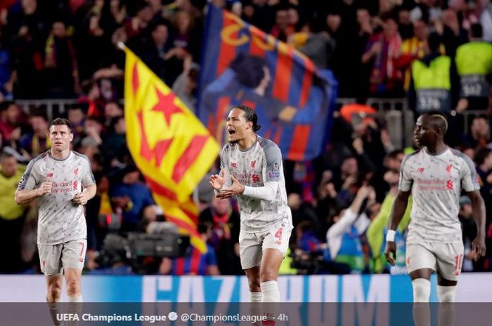 Bek Liverpool, Virgil van Dijk (tengah), berteriak dalam laga leg pertama semifinal Liga Champions melawan Liverpool di Stadion Camp Nou, Rabu (1/5/2019).