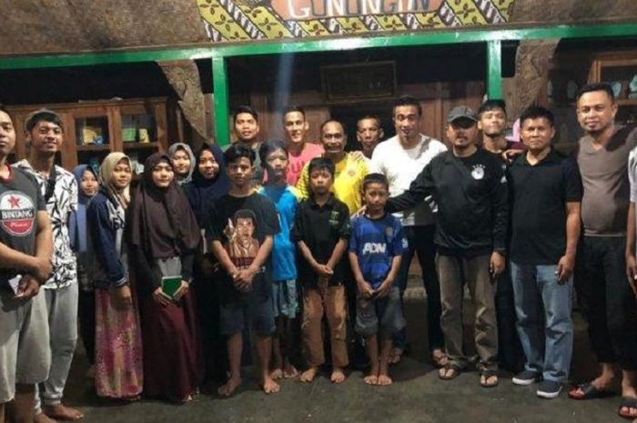 Skuat Sriwijaya FC mendatangi panti asuhan di Surakarta, Jawa Tengah, pada Rabu (1/5/2019) malam          